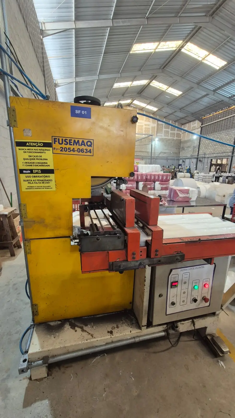 Serra-fita industrial antes da instalação das novas proteções de segurança