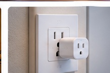 Exemplo de tomada inteligente instalada na parede